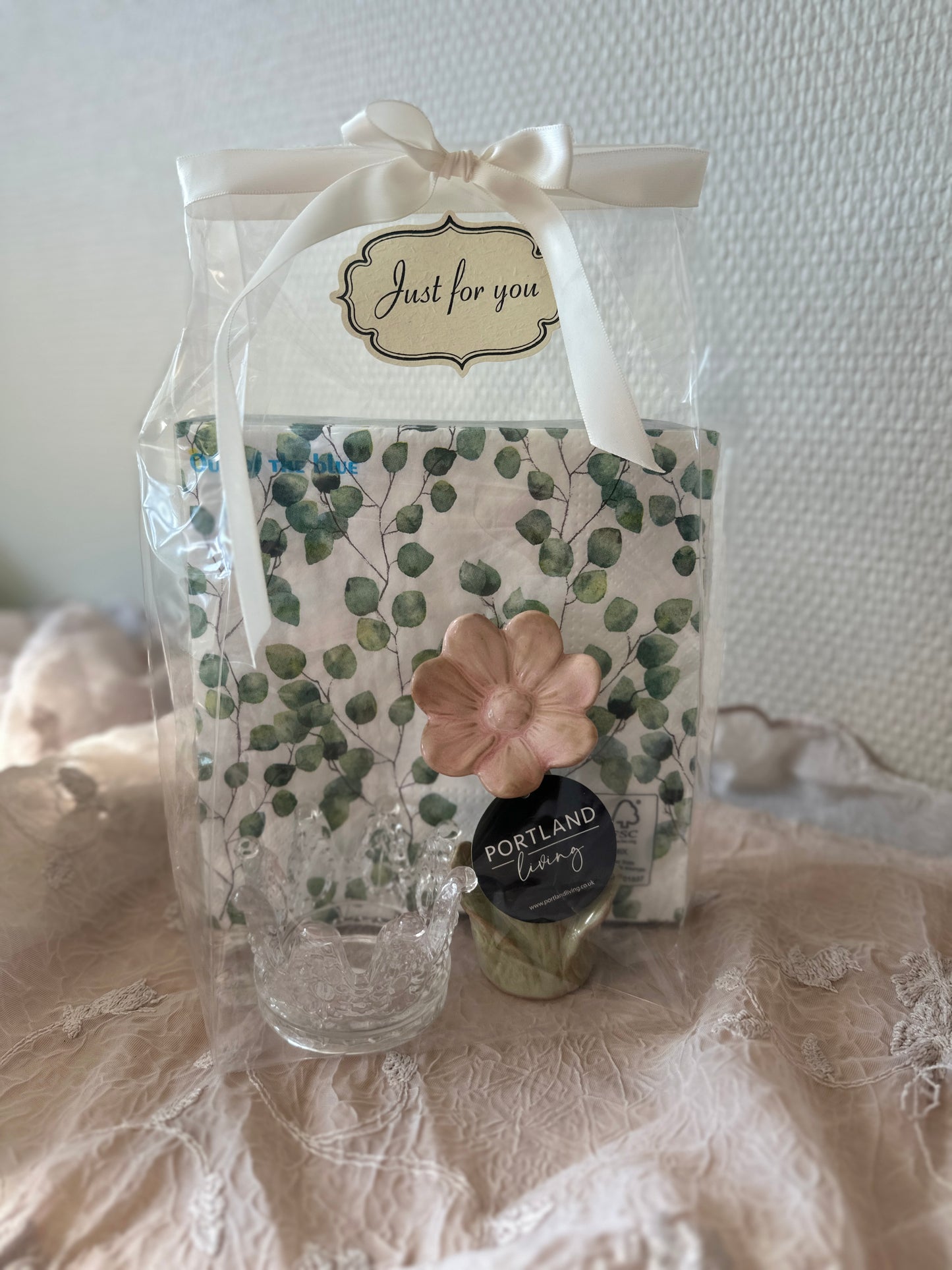 Gavepakke med telysholder, blomsterdekor og servietter – Spar 15 %
