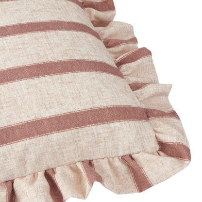 Connie pyntepute med striper og volangkant – 45 x 45 cm