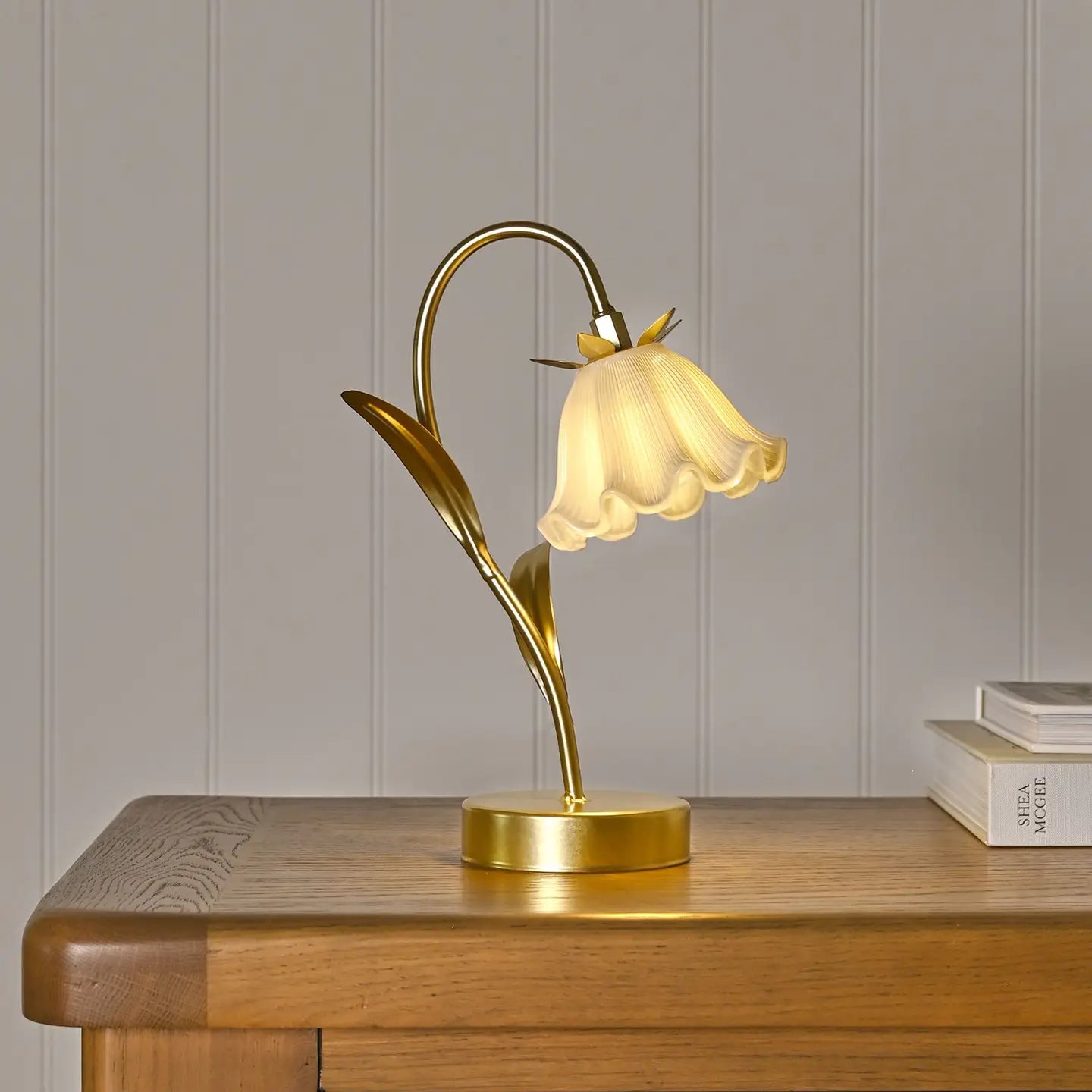 Bordlampe med blomstermotiv og batteri – gull 28 cm