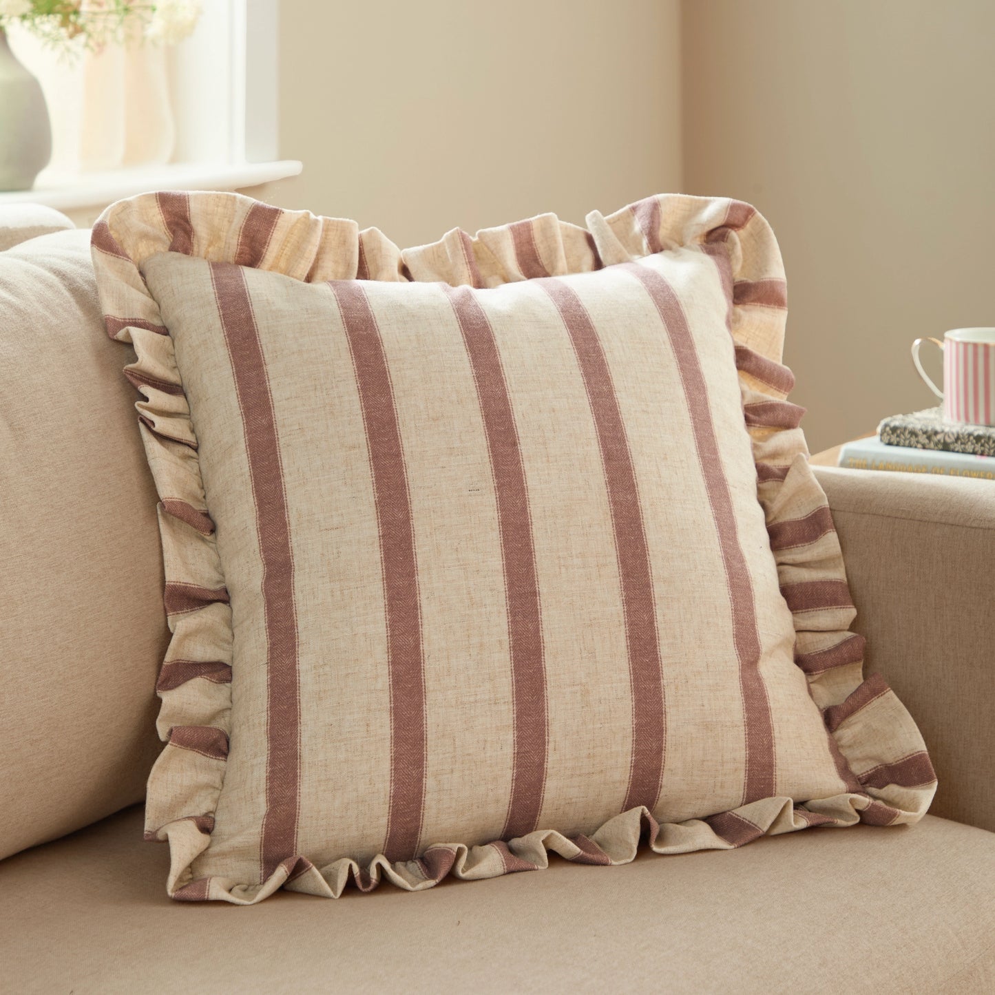 Connie pyntepute med striper og volangkant – 45 x 45 cm