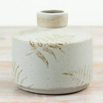 Dekorativ keramikkvase med bregnemotiv – 13 cm