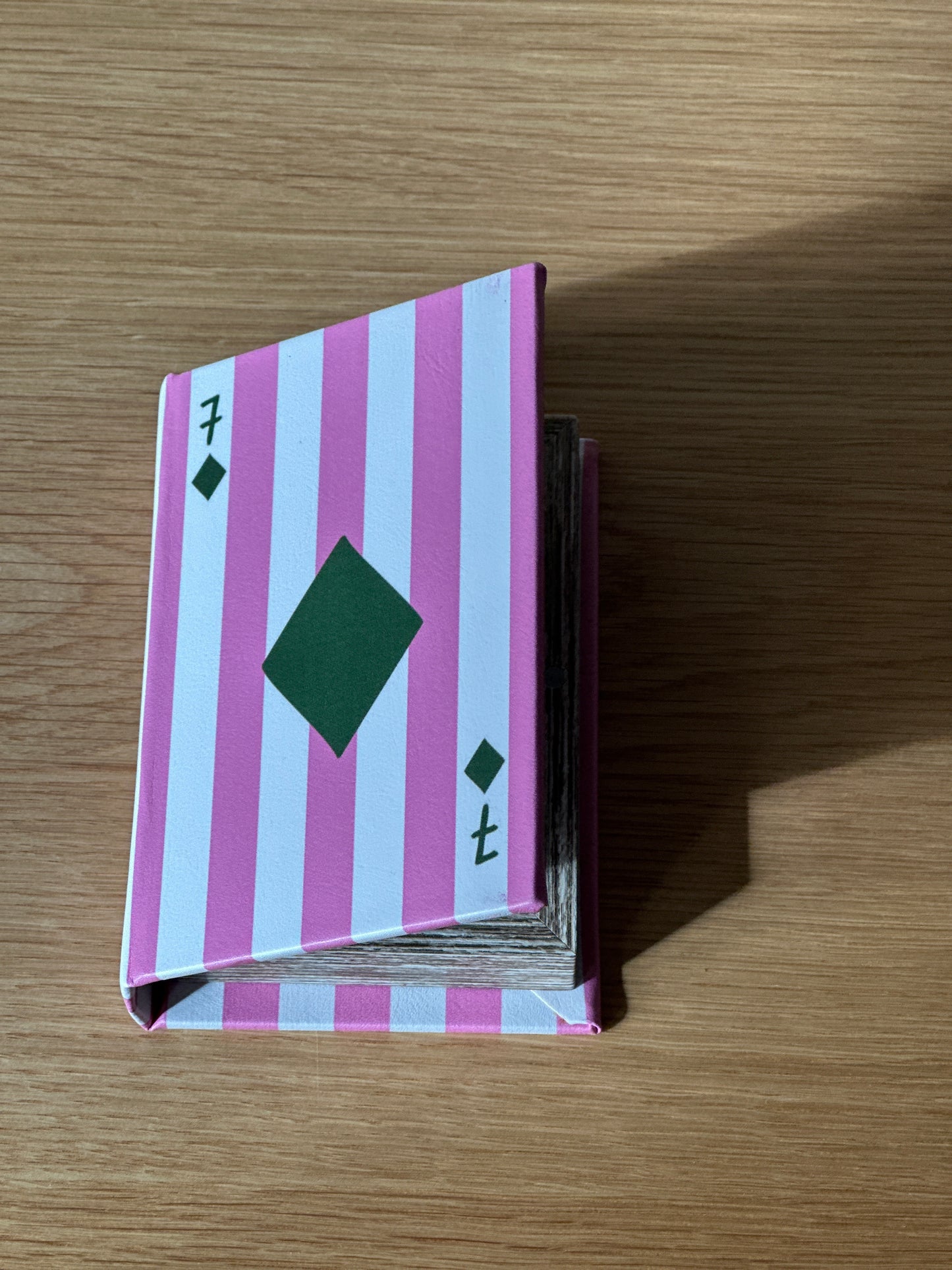 Oppbevaringsbok – Seven of Diamonds