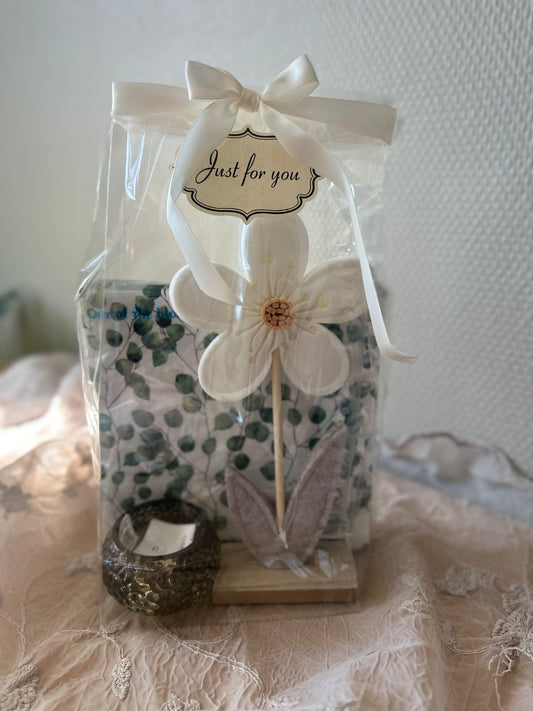 Gavepakke med blomsterdekor, telysholder og servietter – Spar 15 %