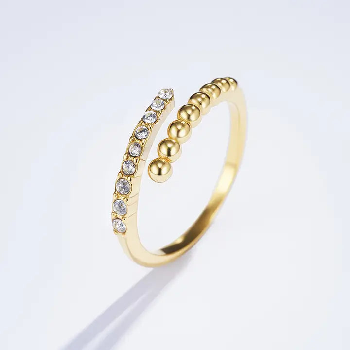 Ring med strassdetaljer