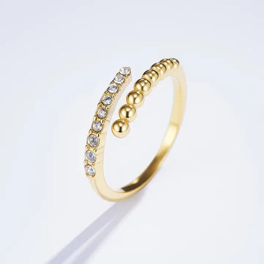 Ring med strassdetaljer